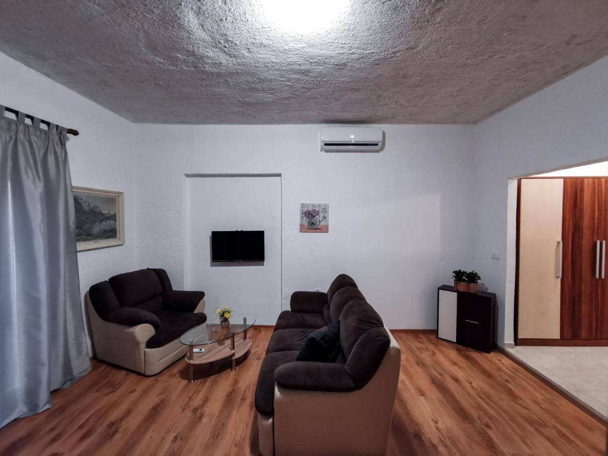 & Studio Pekica *
