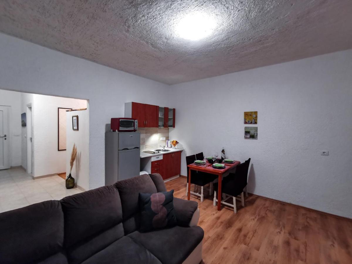 Apartment & Studio Pekica